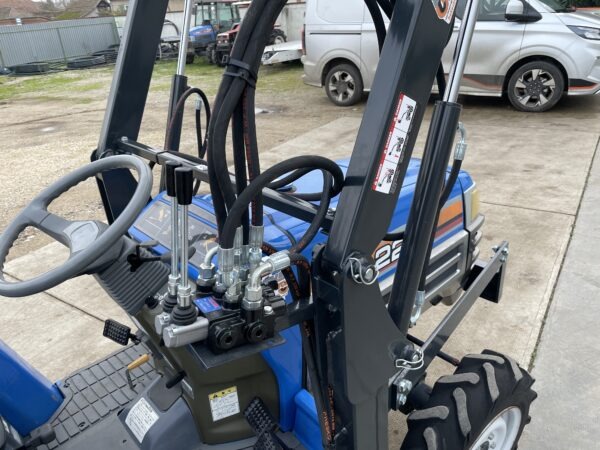 Iseki Sial 223 Rakodós traktor (2)